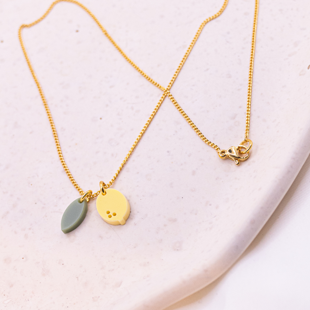 collier en acrylique citron chaine a fruits legere en metal dore 18 carats 