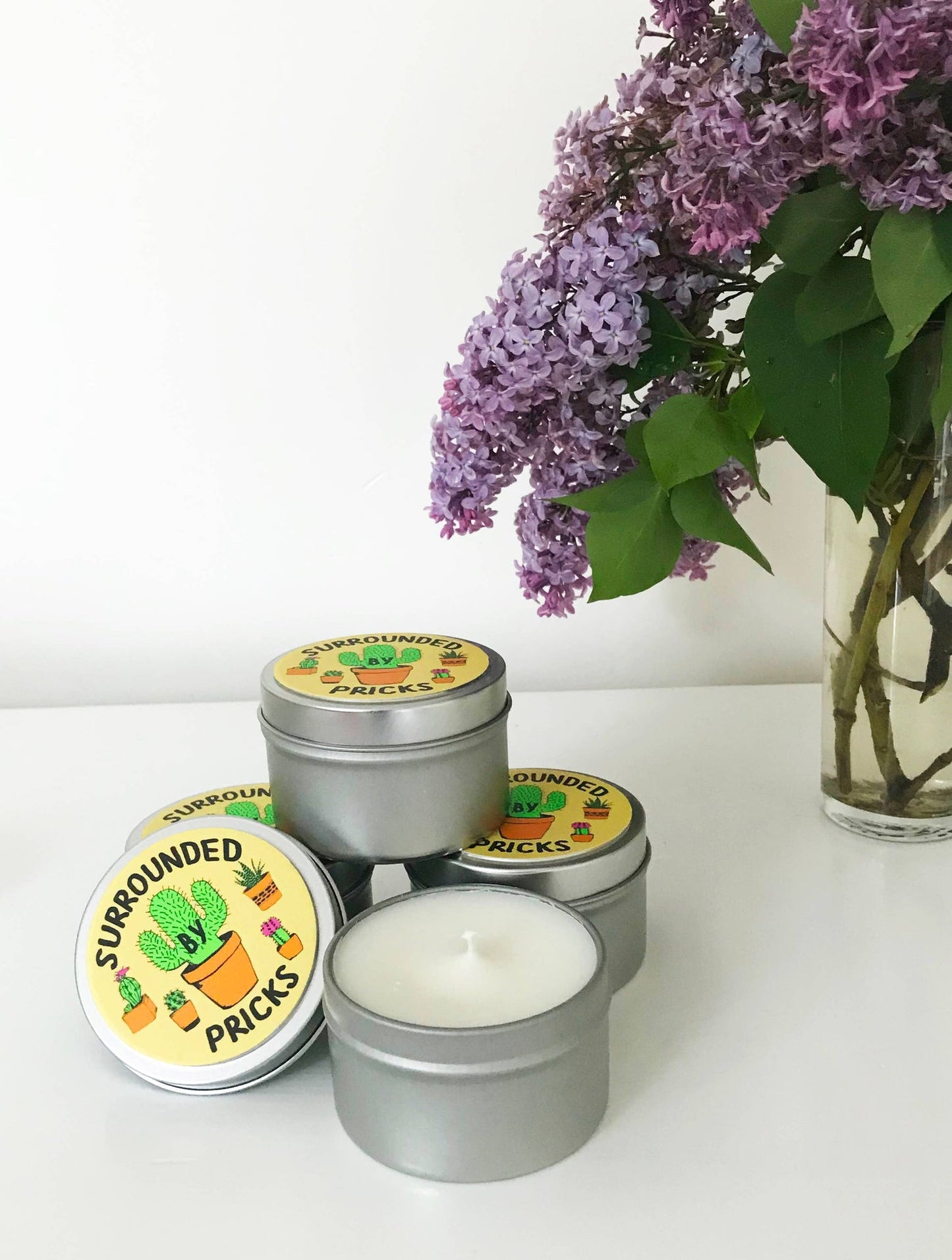 Circondato dalla candela profumata Pricks