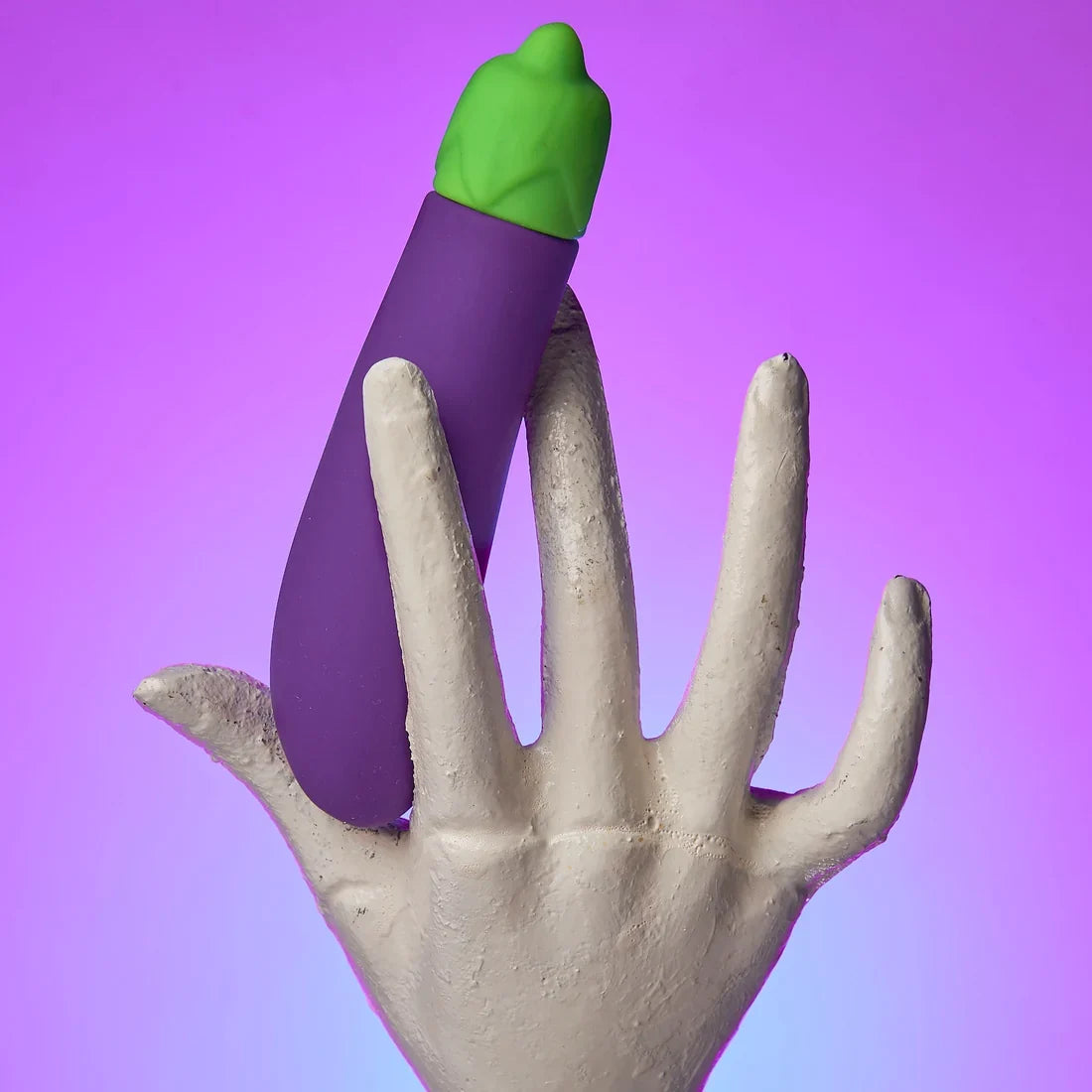 Vibromasseur Aubergine Emojibator tenu en main