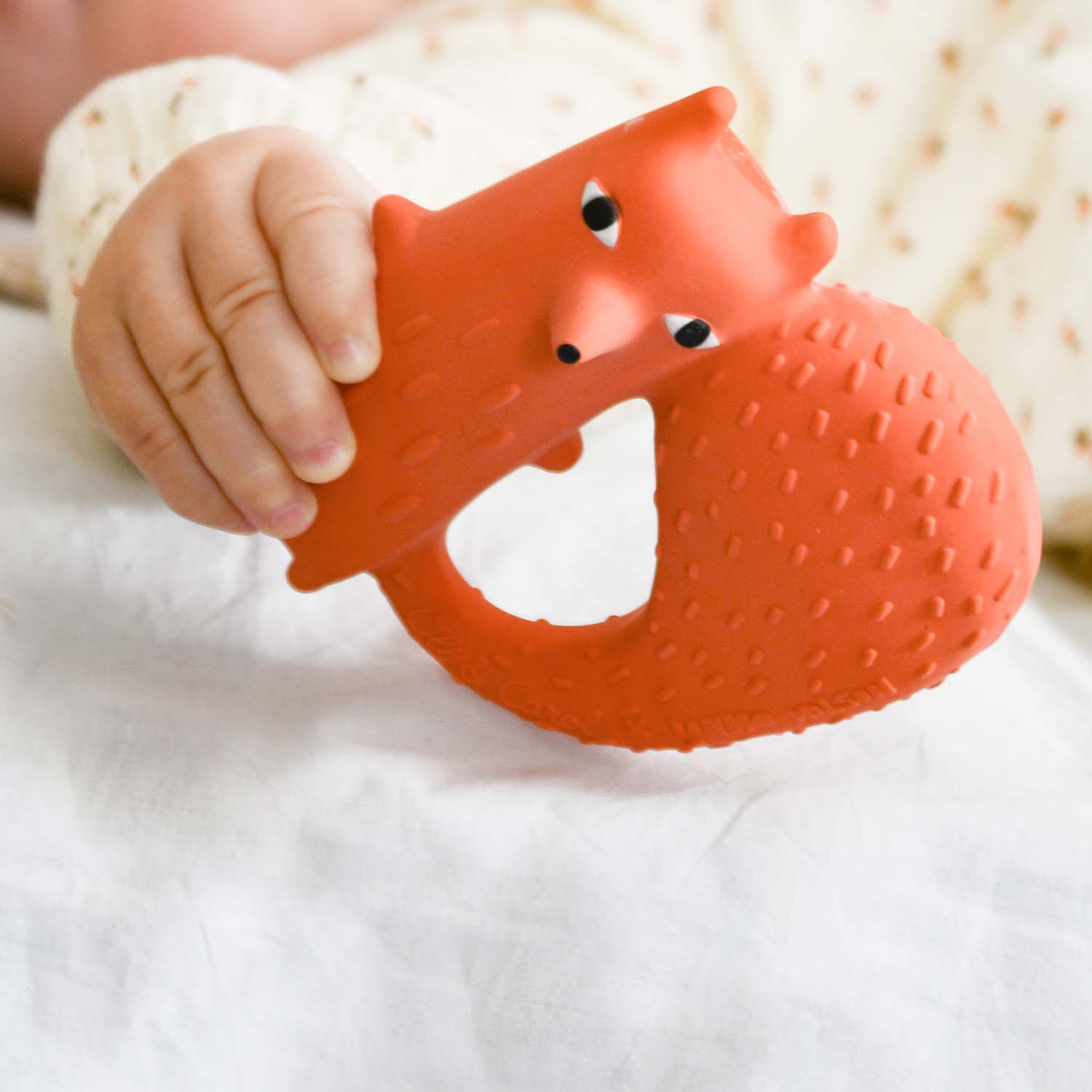 Cyril Squirrel Fox – Jouet de dentition bébé – Oli&Carol x Donna Wilson – vue produit 5