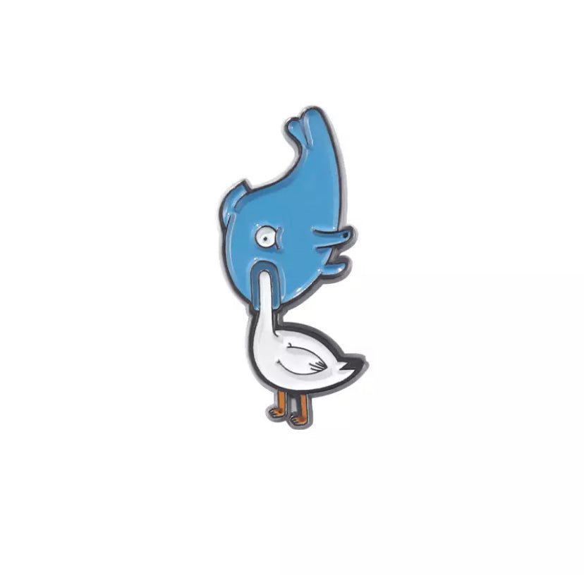 pins canard blanc mange par un poisson cdb PIN DUK 138 67139148