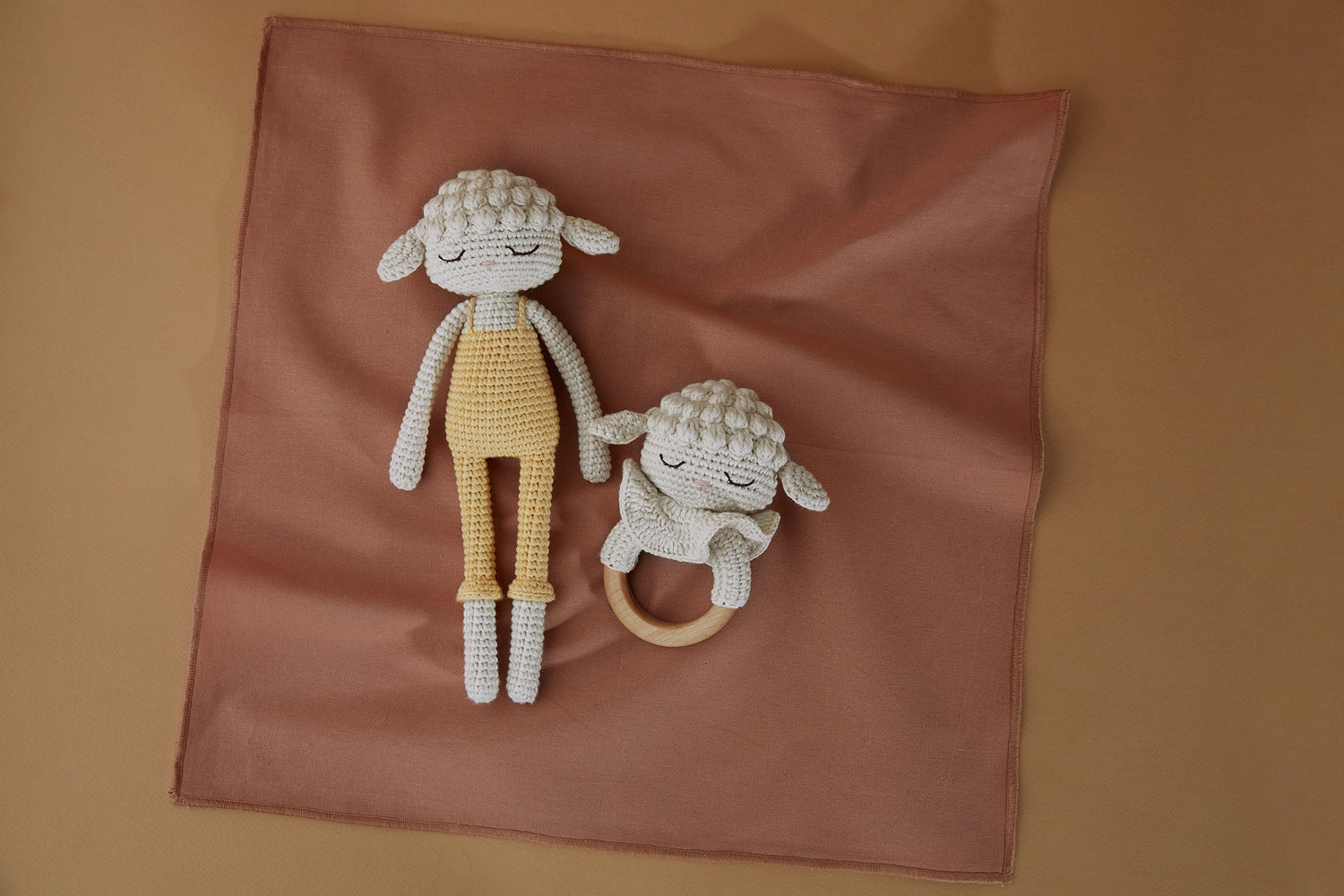 peluche de apego agneau amarillo