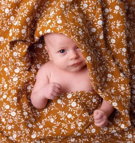 Lange XL en coton bio - Fleurs Caramel – vue 8 – A Little Lovely Company
