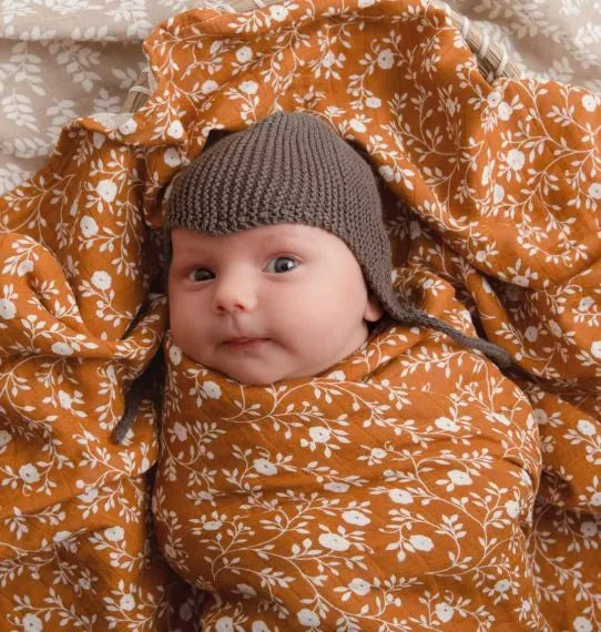 Lange XL en coton bio - Fleurs Caramel – vue 10 – A Little Lovely Company
