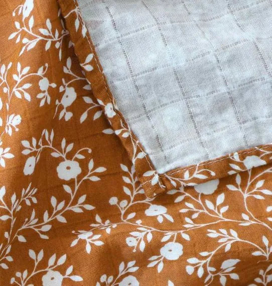 Lange XL en coton bio - Fleurs Caramel – vue 3 – A Little Lovely Company