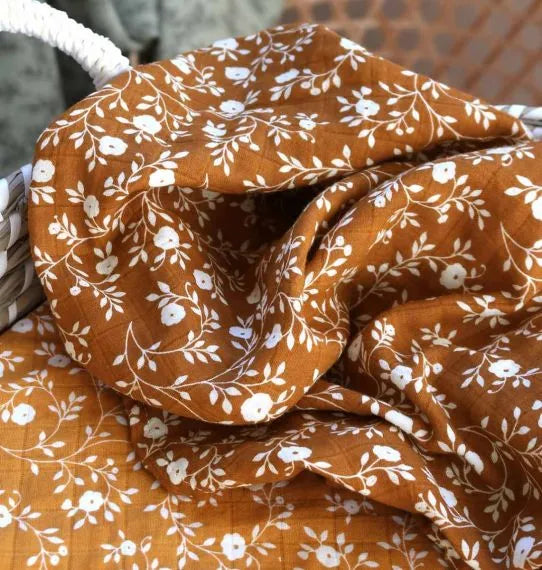 Lange XL en coton bio - Fleurs Caramel – vue 6 – A Little Lovely Company