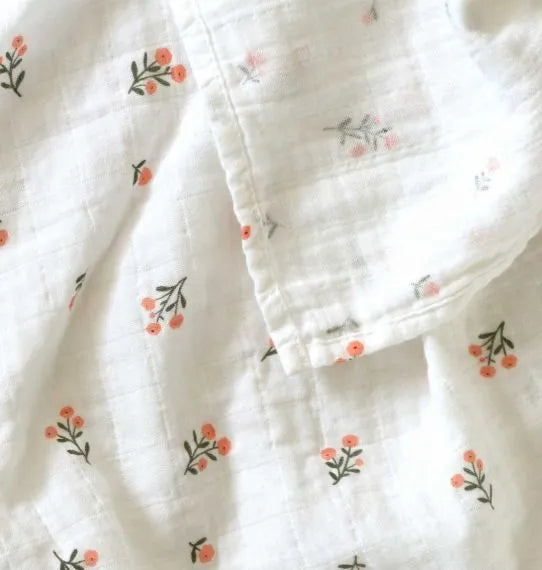 Lange XL en coton bio - Petites Fleurs – vue 4 – A Little Lovely Company