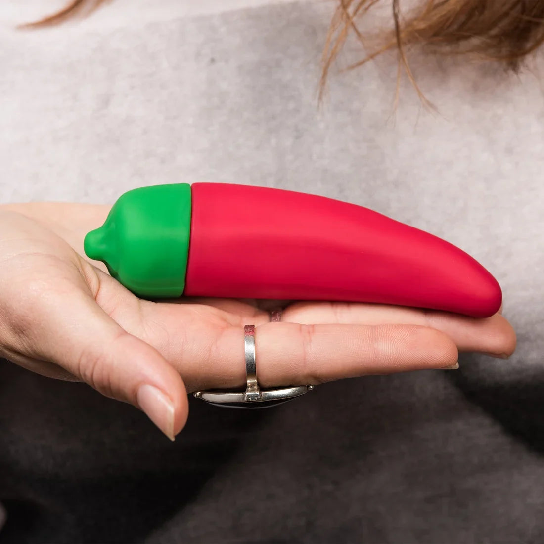 Vibromasseur Piment Emojibator tenu en main
