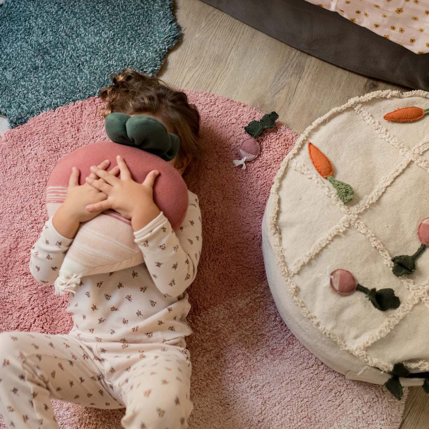 Coussin tricoté Ramona le Radis – vue produit 2