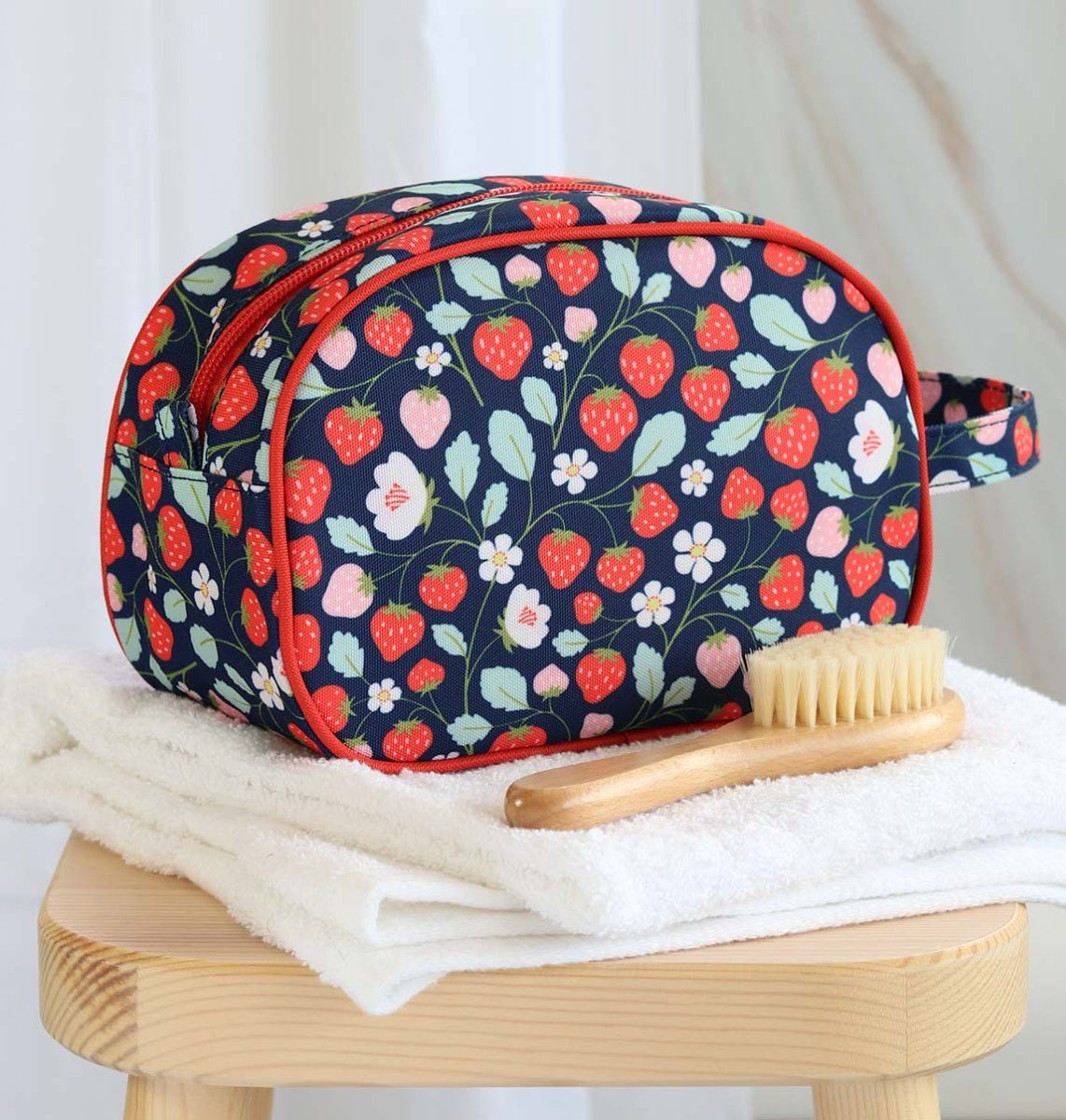 Trousse de toilette enfant - Fraises – vue 2 – A Little Lovely Company