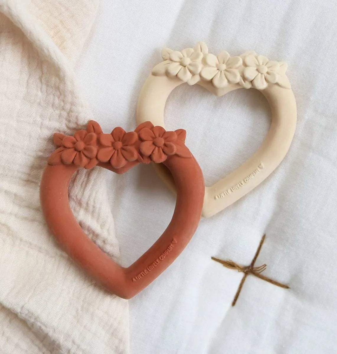Anneau de dentition Cœur Terracotta – vue 3 – A Little Lovely Company
